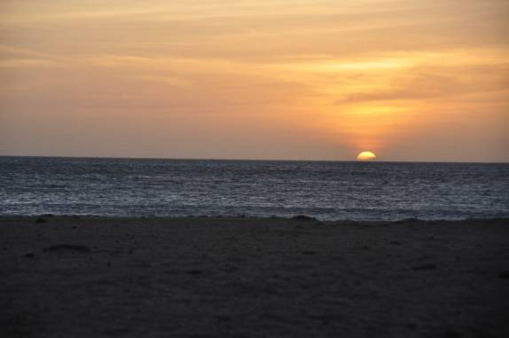 O sol se põe na praia mais ao norte da América do Sul, na península La Guajira, na Colômbia
